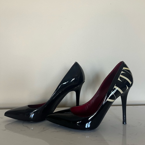Valentino Garavani Black Pumps - Picture 1 of 5